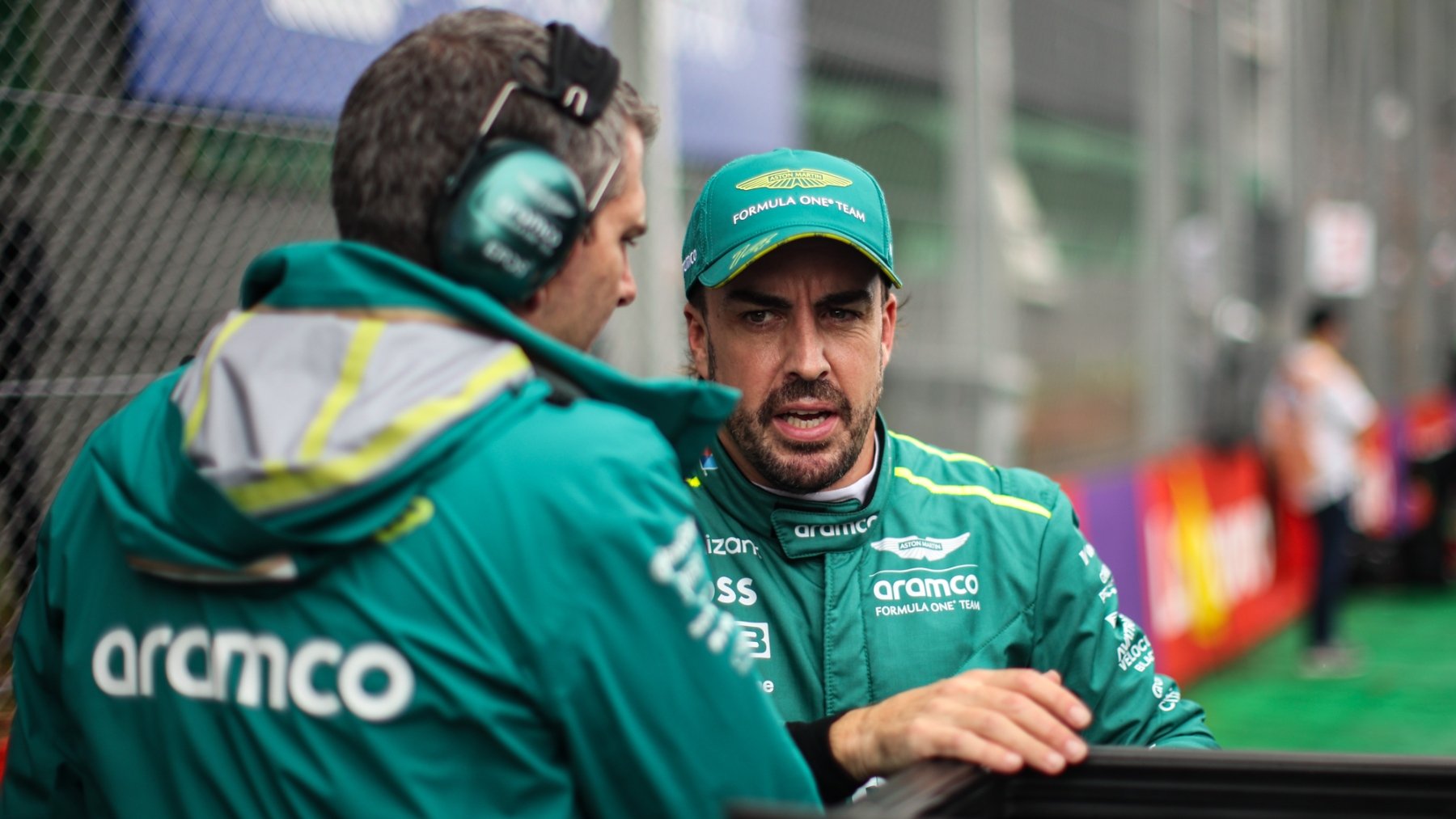 Fernando Alonso junto a su ingeniero de pista de Aston Martin. (EP)