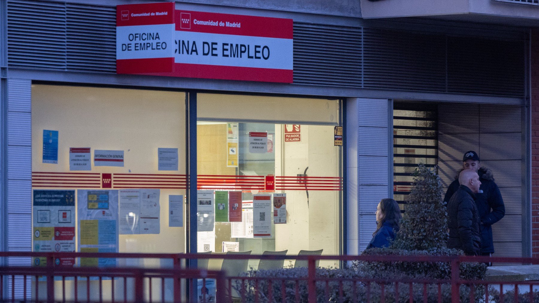 Varias personas esperan en una oficina de empleo. (EP)