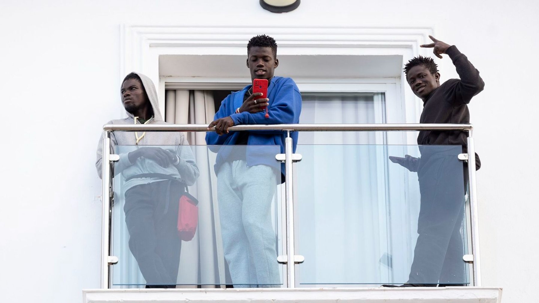 Inmigrantes ilegales alojados en el hotel Urban Beach de Torrox, en Málaga. (Foto: Efe)