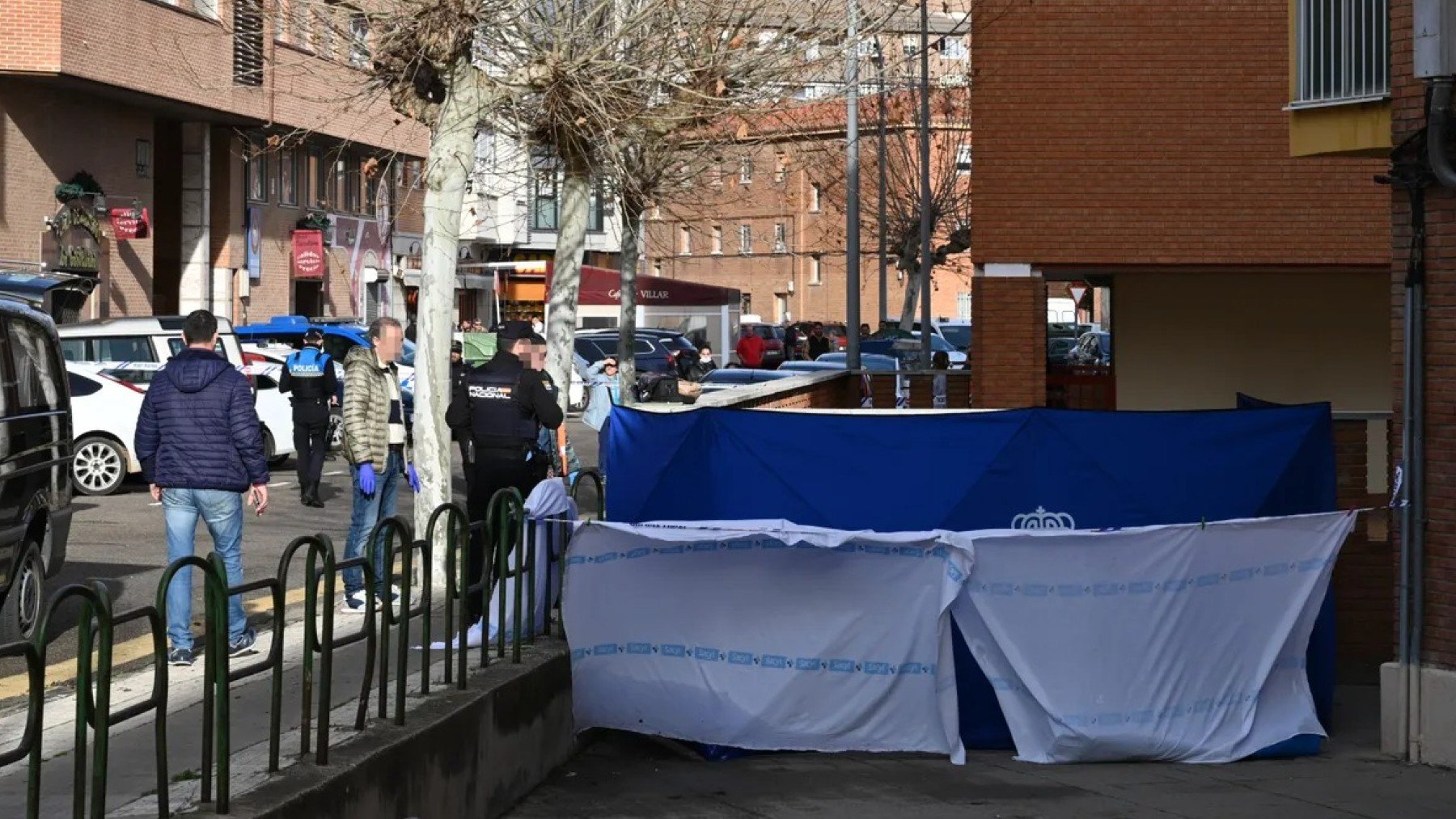 La Policía custodia el cadáver de la víctima en el lugar del crimen. Foto: EP.