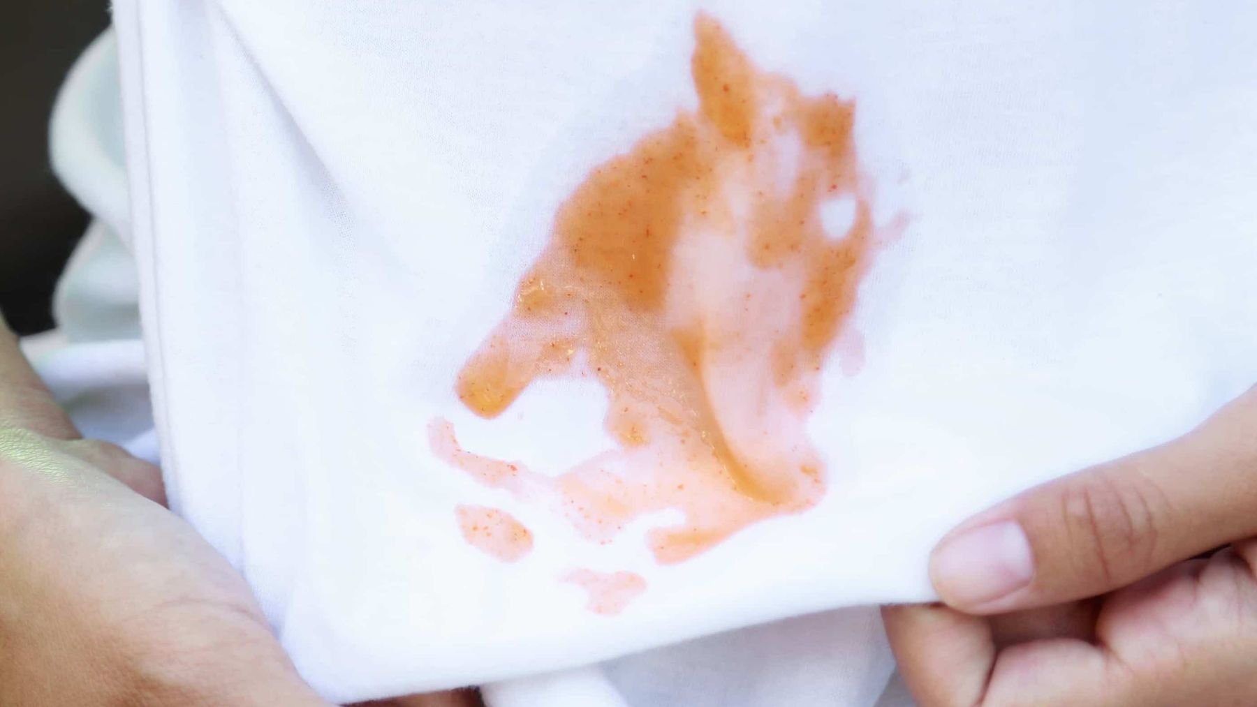 Una camiseta con una mancha de tomate frito. Foto: Aldi