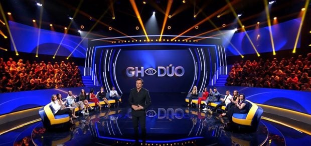 Ion Aramendi junto a los colaboradores de GH DÚO (Mediaset).