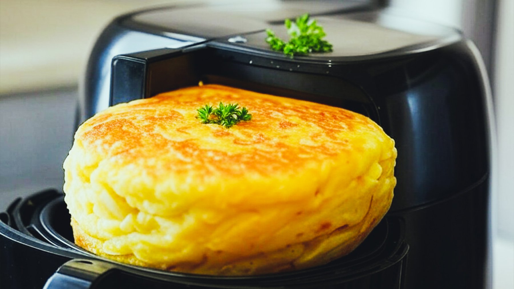 Tortilla española hecha en una freidora de aire. Foto: ilustración propia.