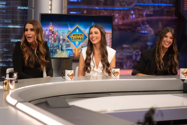 Susana Saborido junto a sus hijas Salma y Daniela en el plató de El Hormiguero (Atresmedia).