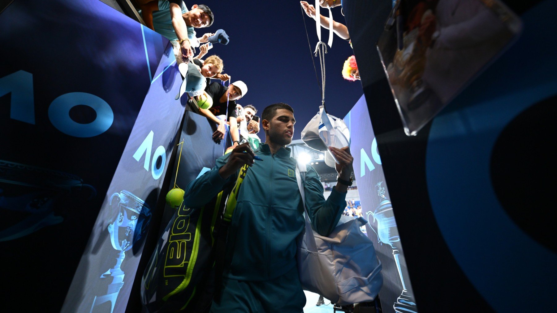 Carlos Alcaraz, tras ganar su primer partido en el Open de Australia. (Getty)