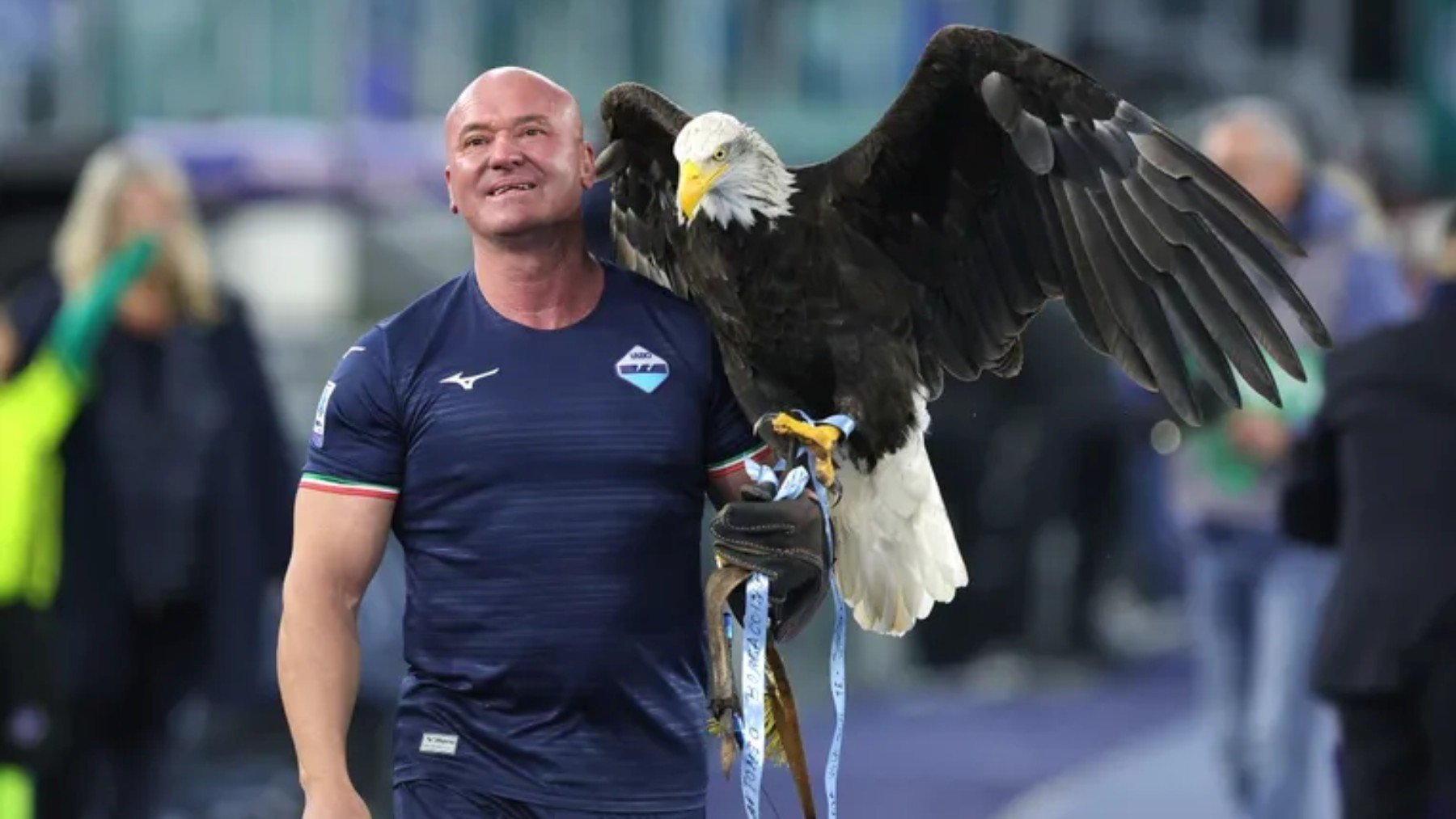 Juan Bernabé junto al águila ‘Olimpia’.