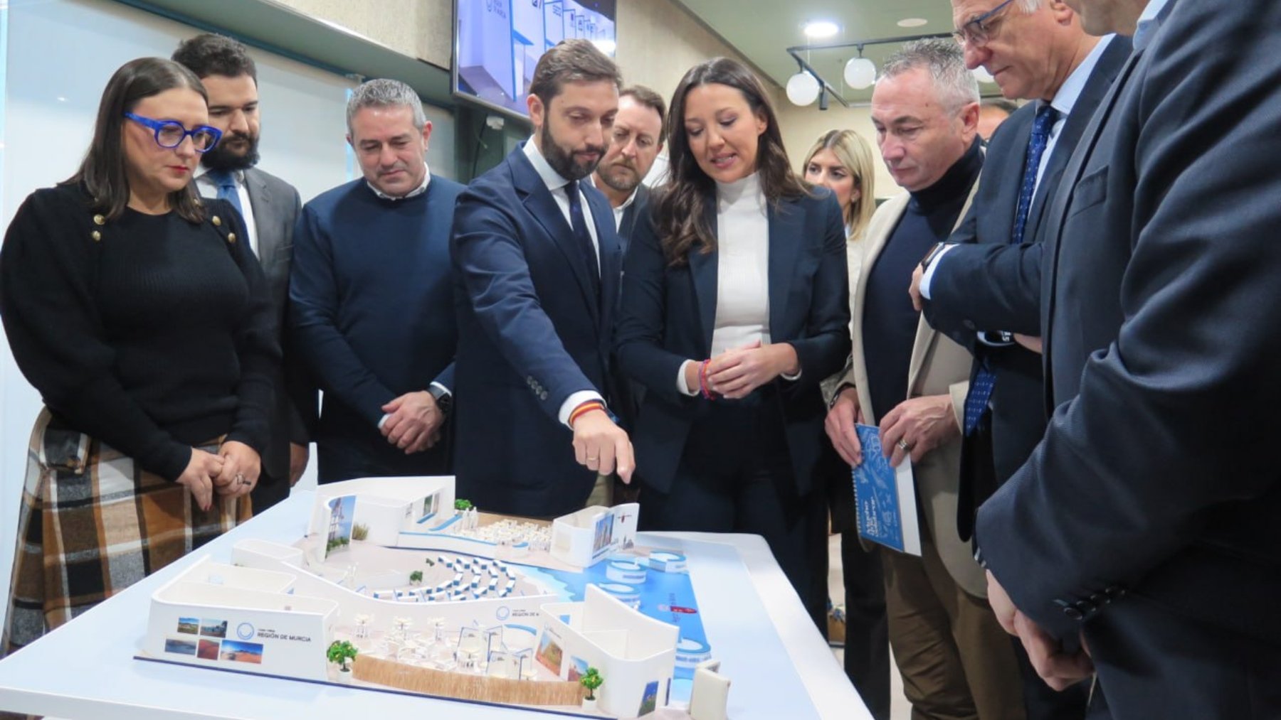 La consejera de Turismo Carmen Conesa ante la maqueta del stand de Murcia en Fitur.