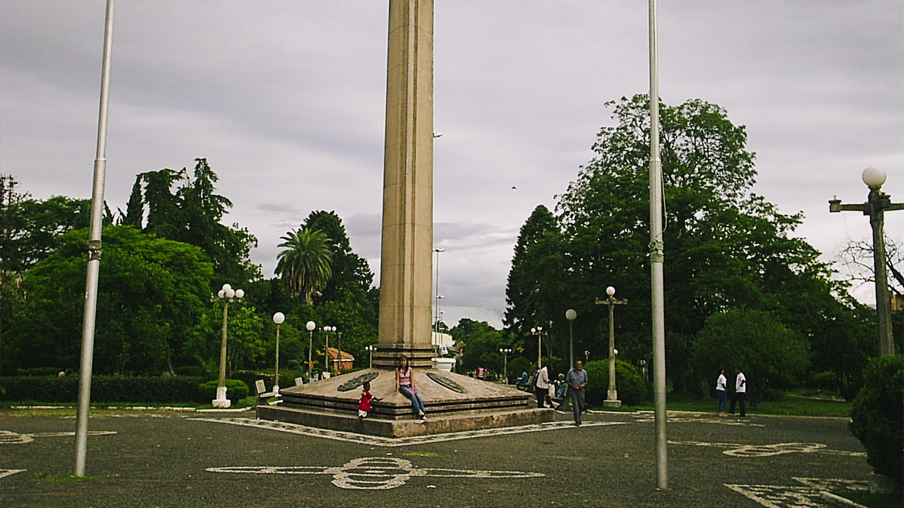 Obelisco de la Plaza Internacional, en la Frontera de la Paz. Foto: Muñata en Wikimedia Commons.