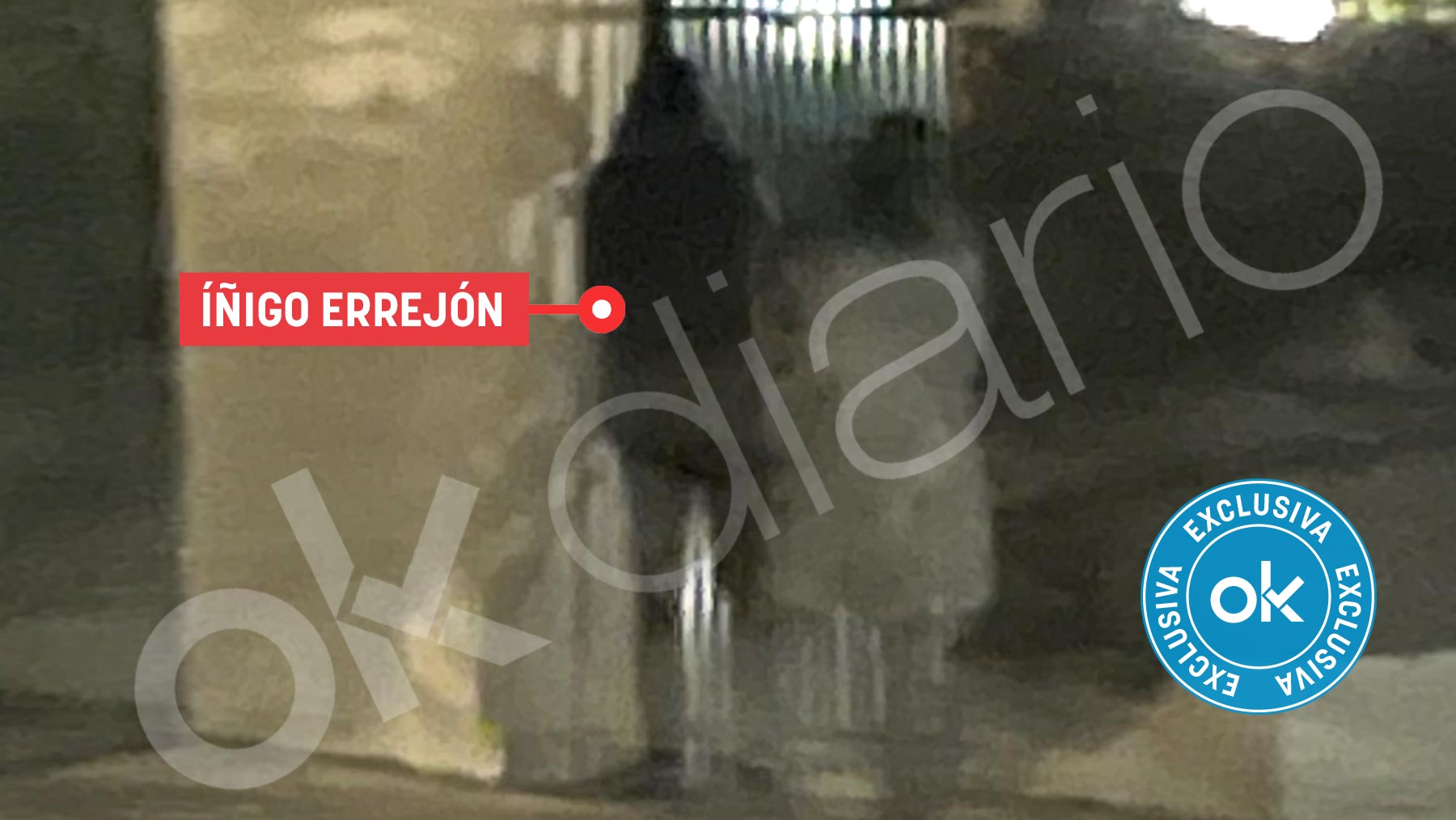 Errejón con una amiga entrando en un chalet de Pozuelo.