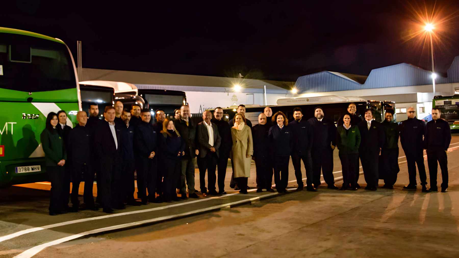 Foto de familia de los nuevos conductores de la EMT de Palma.