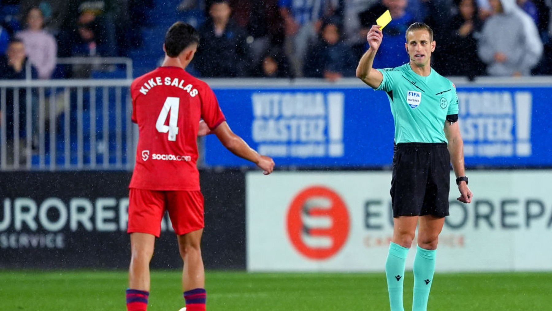 Kike Salas recibe una tarjeta amarilla en un partido del Sevilla contra el Alavés. (Getty)