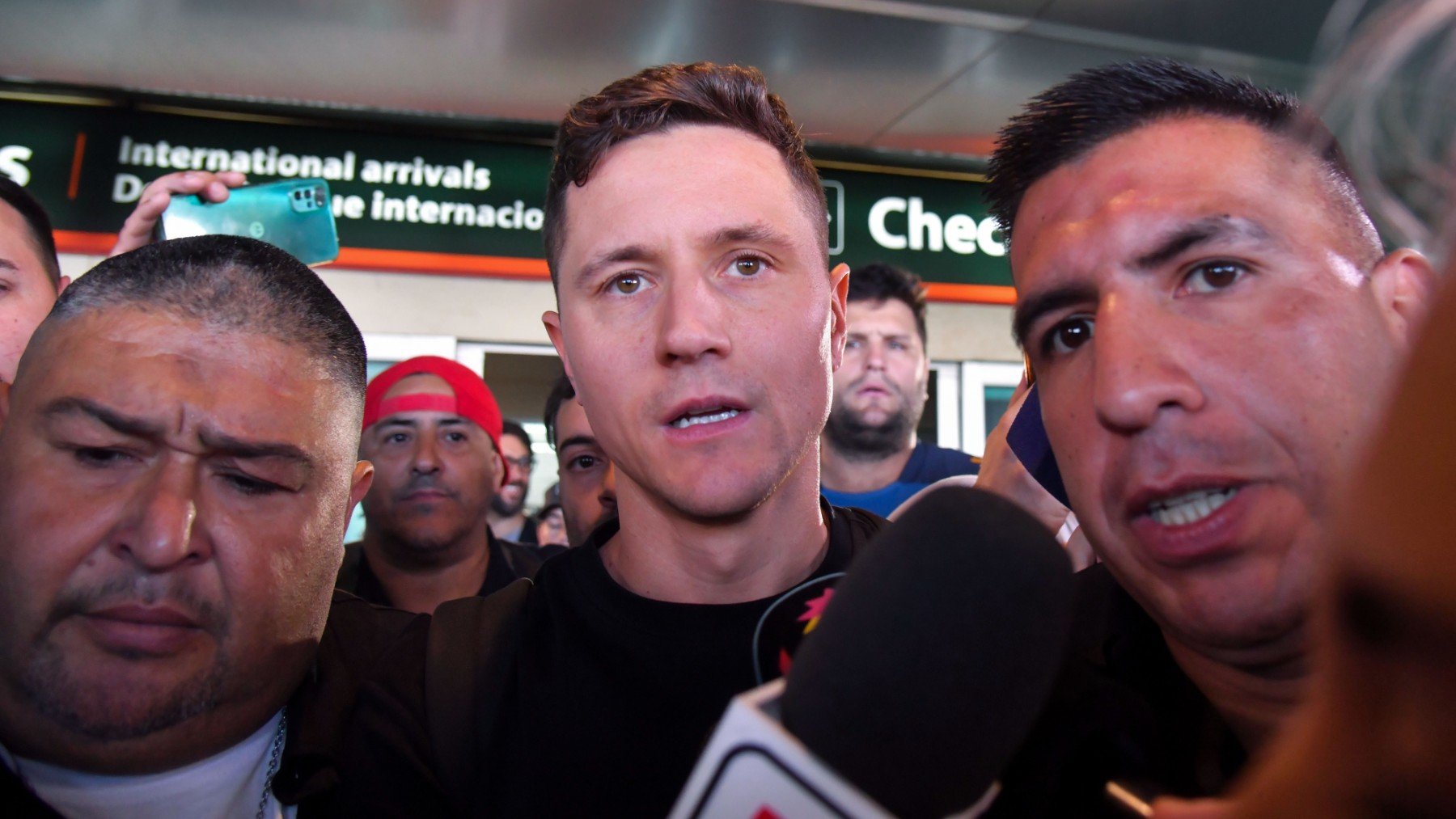 Ander Herrera en su llegada a Buenos Aires. (EFE)