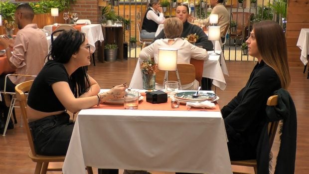 Cristina y Naiara en First Dates. (Mediaset)