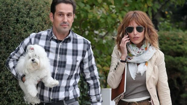 La presentadora Emma García y su marido, Aitor Senar, por las calles de Madrid. (Foto: Gtres)