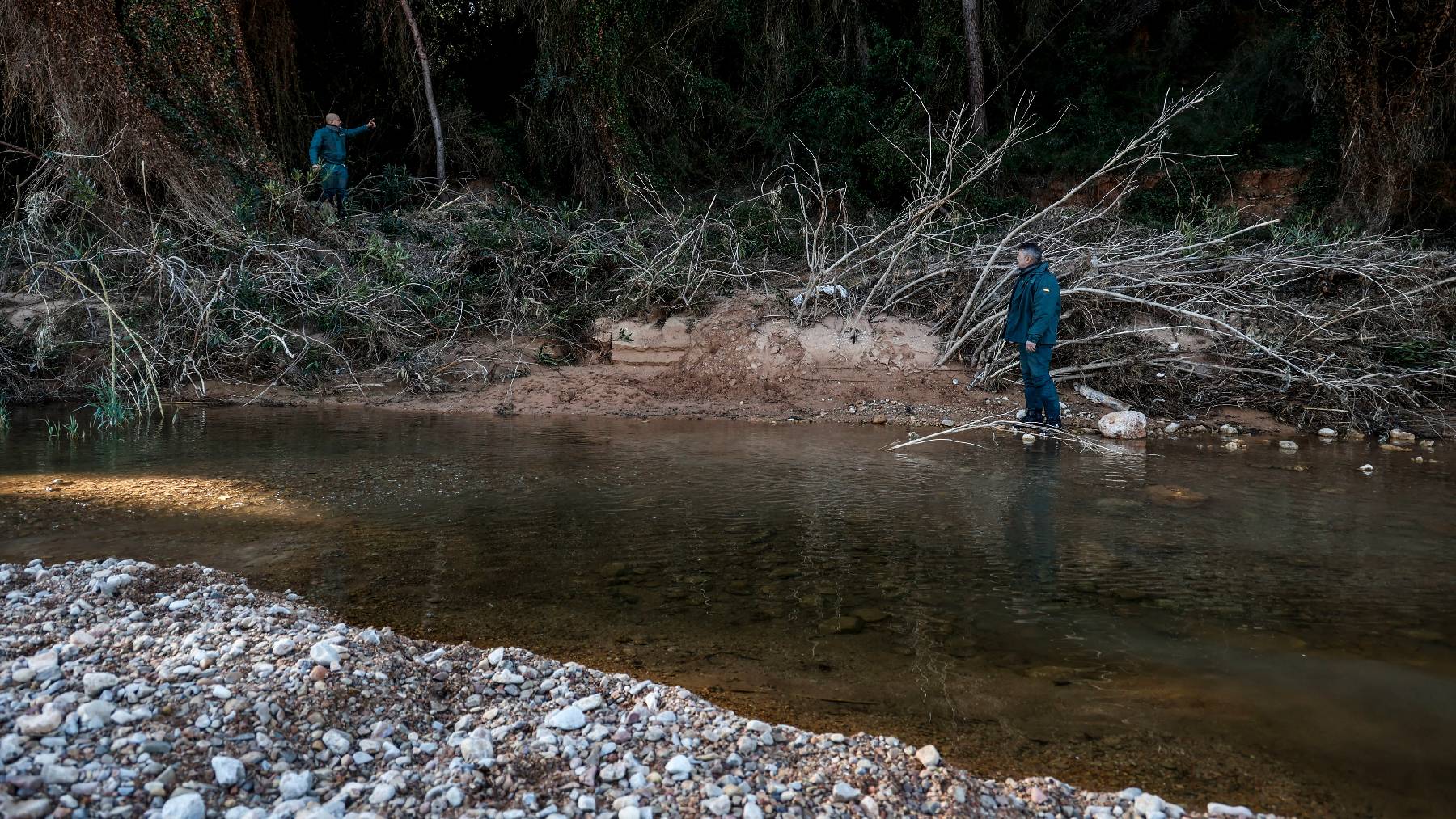 Dos agentes del Seprona en labores de la búsqueda en Pedralba (Valencia). (EUROPA PRESS)