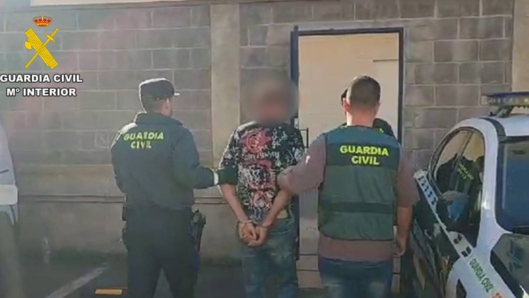 Agentes de la Guardia Civil custodian al detenido.