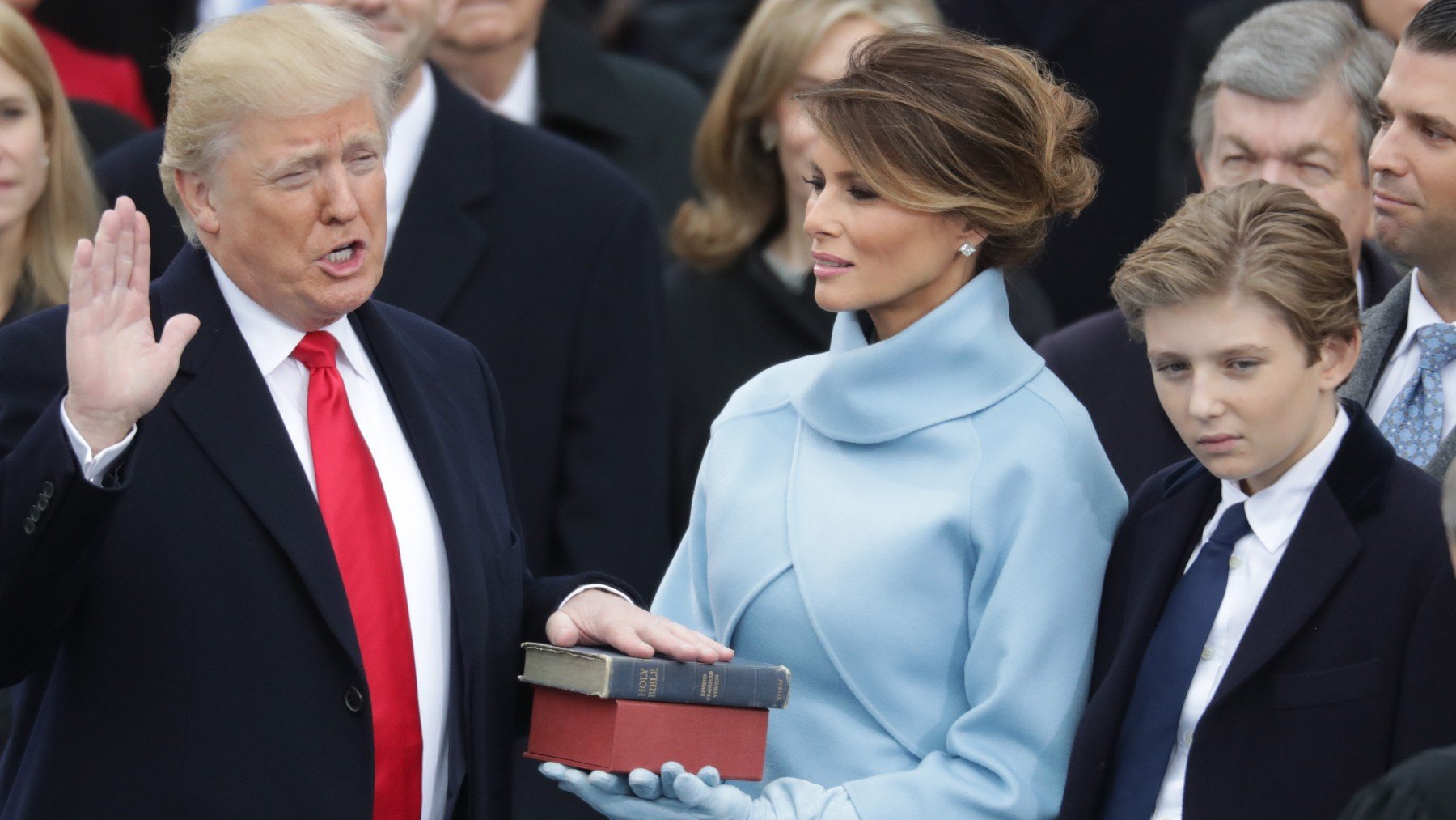 Donald Trump, Melania, Barron y Trump Junior en la toma de posesión de 2017. (Foto: Getty Images)