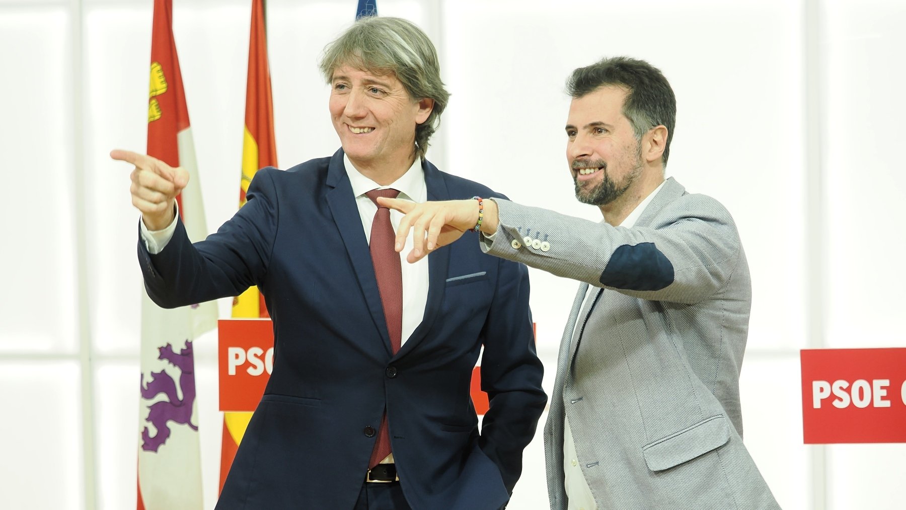 El secretario regional electo, Carlos Martínez, y el exsecretario regional del PSOE, Luis Tudanca. (EP)