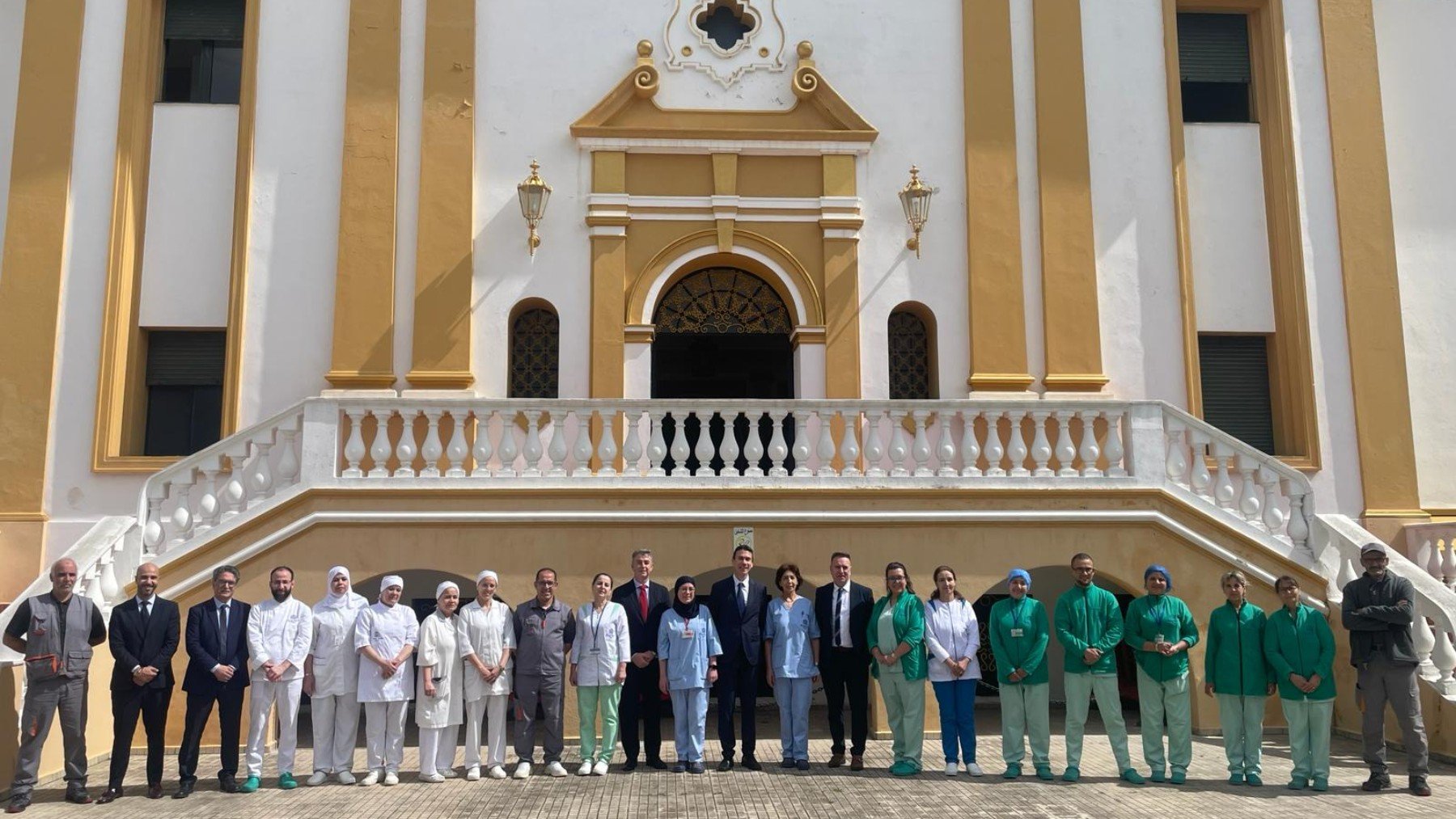 El embajador con personal del hospital español de Tánger. (Foto: Exteriores)