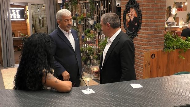 Juani, Carlos Sobera y Lucas en First Dates. (Mediaset)