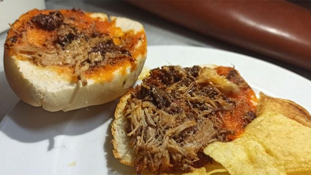 Un muerto y 43 intoxicados tras comer montaditos de ‘pringá’ en una taberna de Córdoba