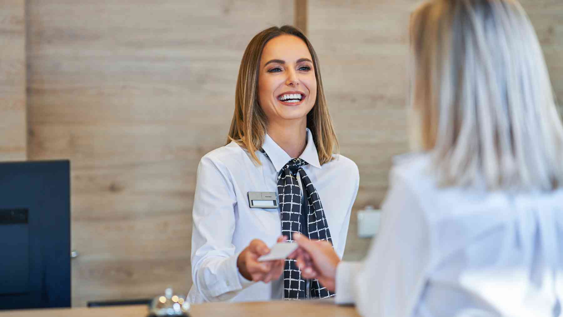 Una mujer registrándose en el hotel.