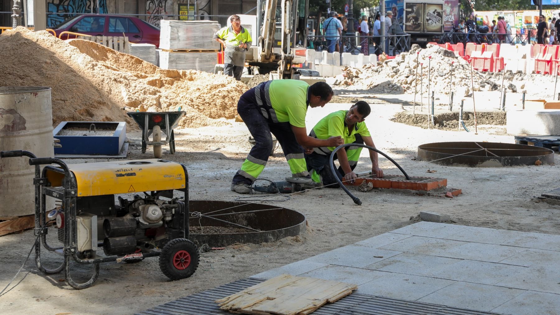 Dos personas trabajan en la calle. (EP)