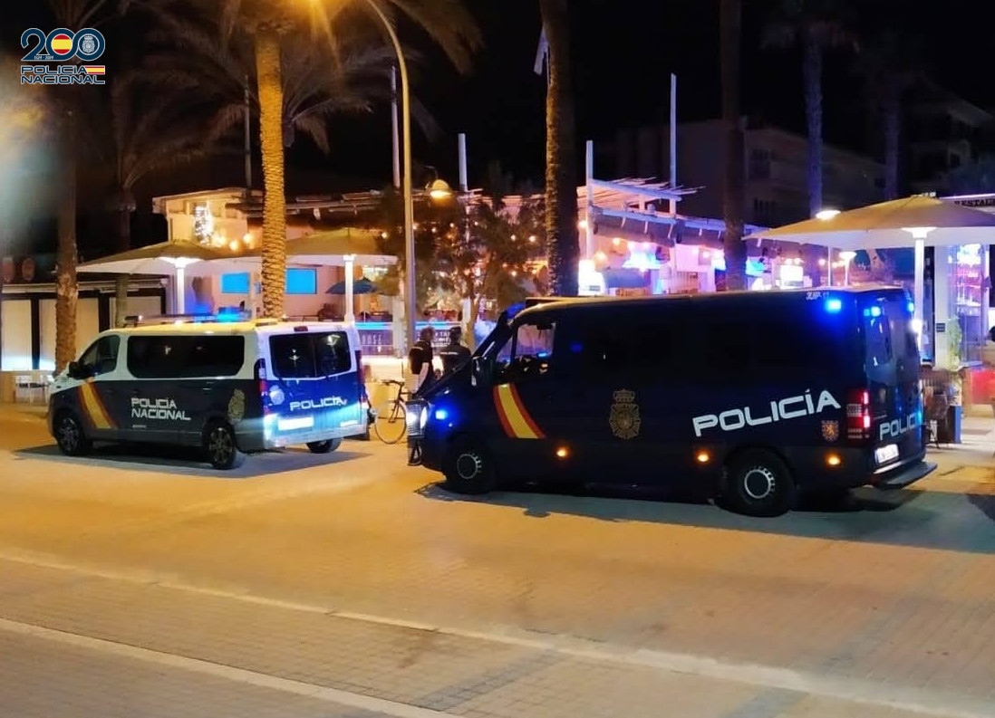 Patrulla de agentes de la Policía Nacional en Playa de Palma.