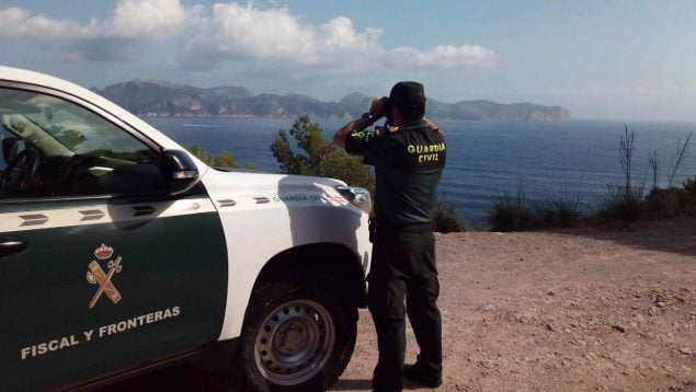 Un agente de la Guardia Civil en la costa de Baleares.