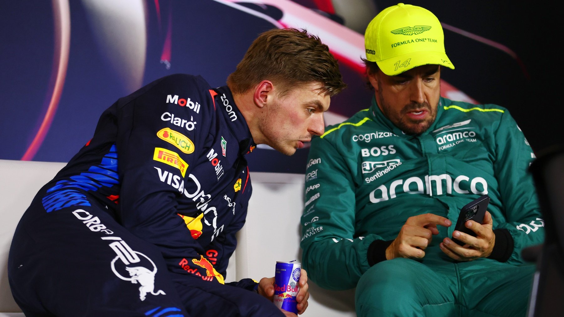 Max Verstappen junto a Fernando Alonso en una rueda de prensa de la F1. (Getty)