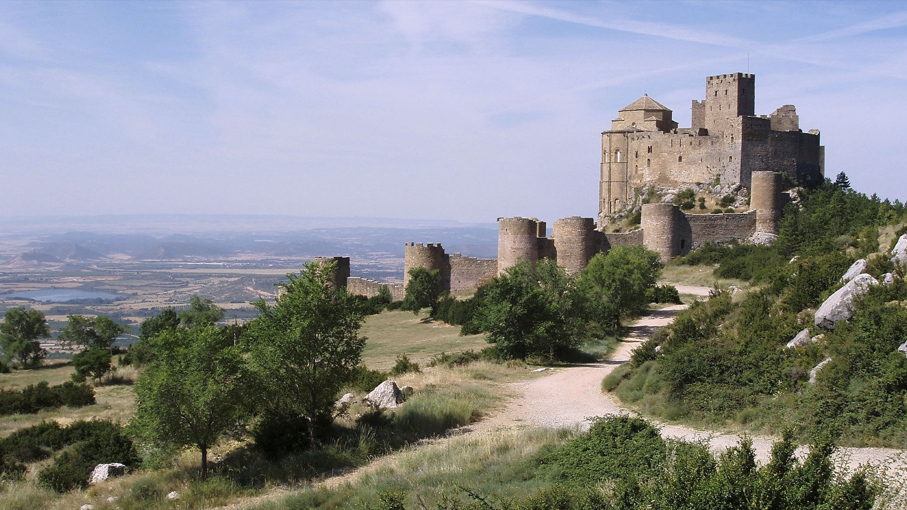 Vista panorámica del Castillo de Loarre. Foto: Josue Mendivil en Wikimedia Commons.