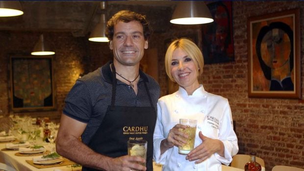 Cayetana Guillén Cuervo posa junto a Omar, su desconocido marido. (Foto: Gtres)