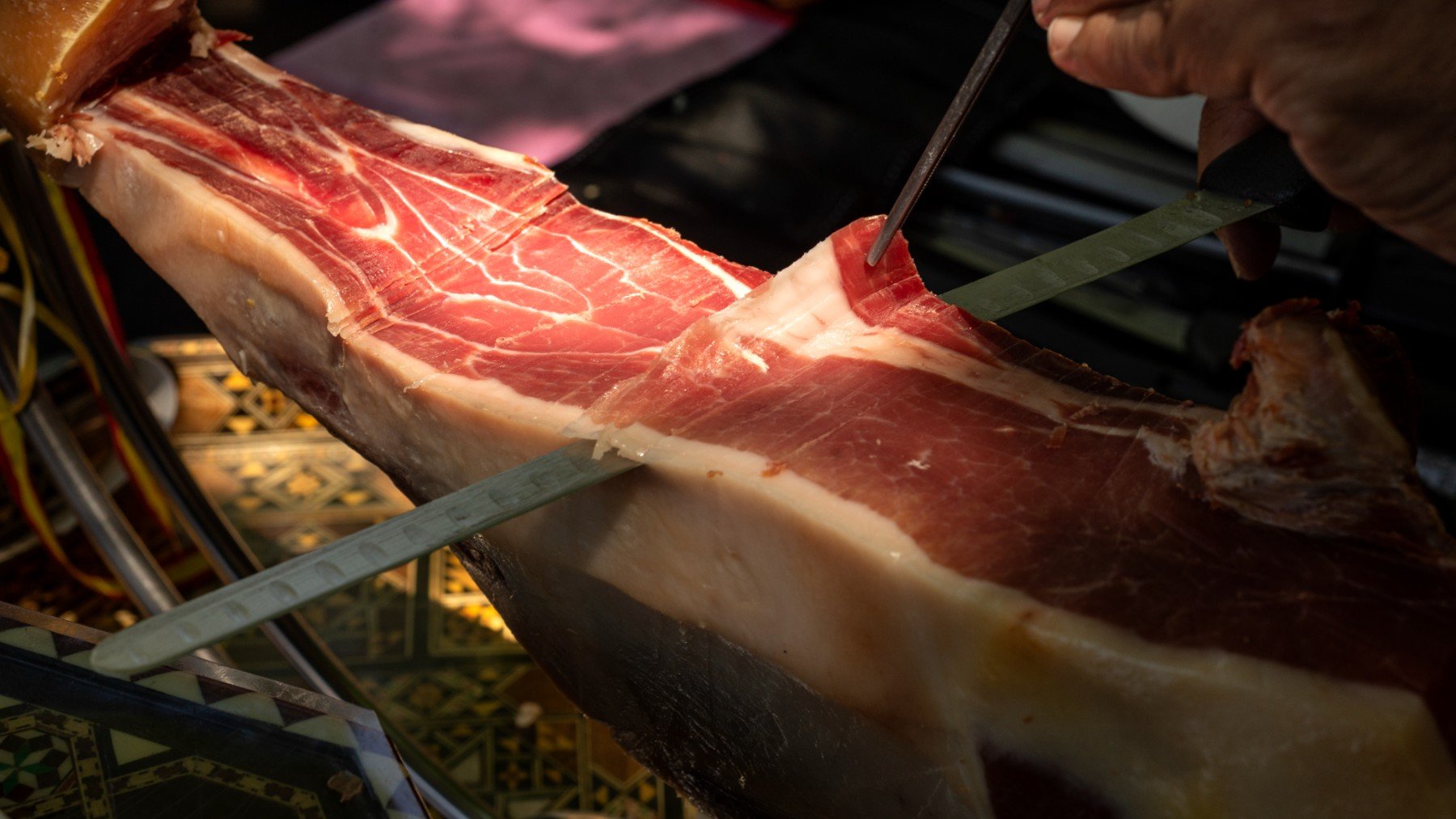 Ni con un paño ni con su grasa: el secreto de los expertos para conservar bien el jamón