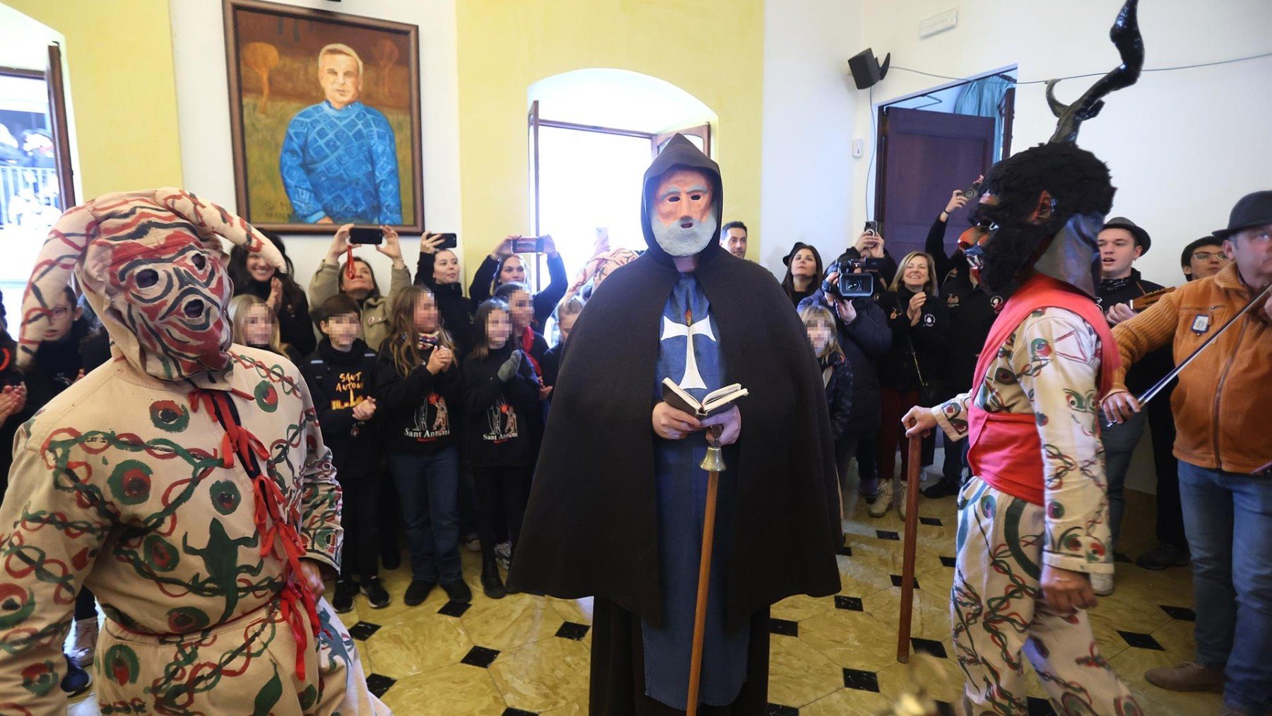 El Dimoni Gros y Sant Antoni Abat durante el baile de los ‘dimonis’ en Manacor.