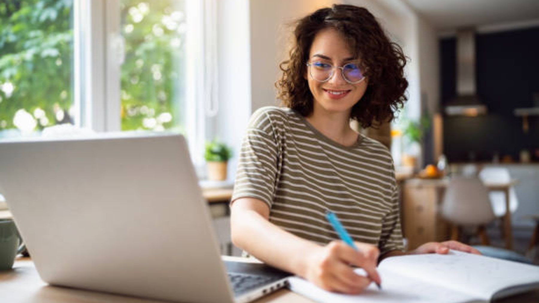 Joven haciendo curso online.