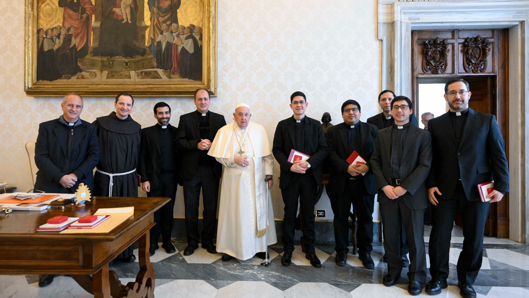 El Papa con el brazo inmovilizado junto a miembros del Colegio Sacerdotal argentino de Roma. (Foto: Efe)