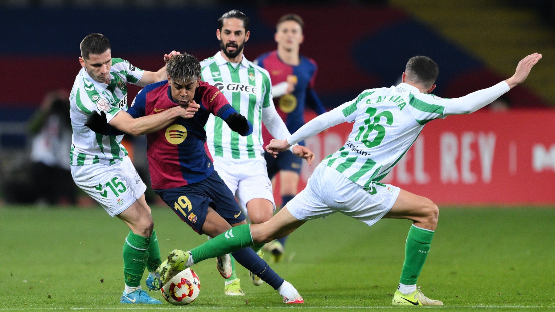 Lamine Yamal, contra el Betis. (Getty)