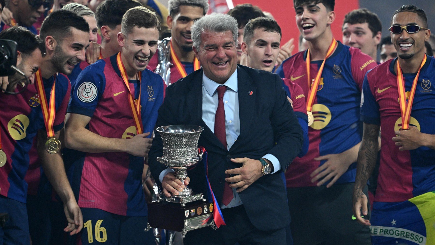 Joan Laporta celebra la Supercopa de España. (EFE)