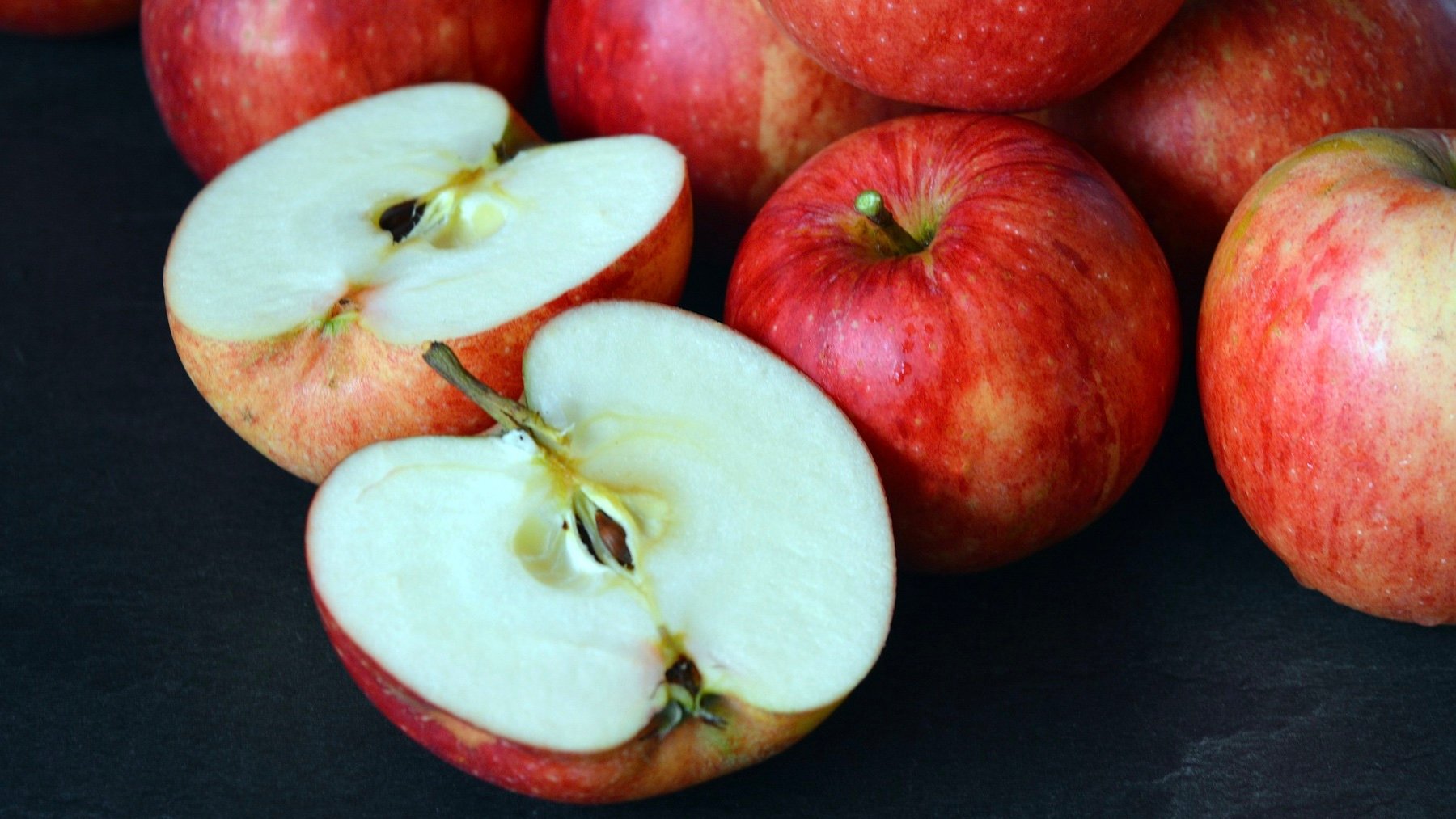 Manzanas partidas por la mitad. Foto: Pixabay.