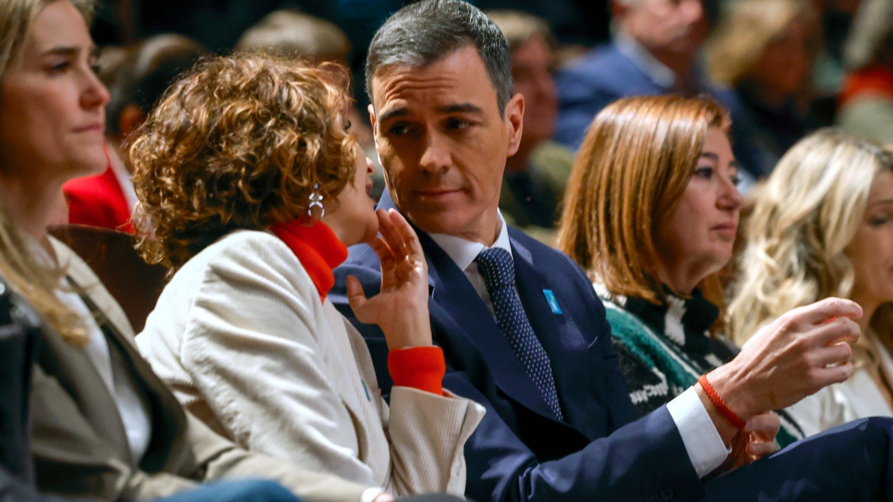 Pedro Sánchez y María Jesús Montero. (EFE)