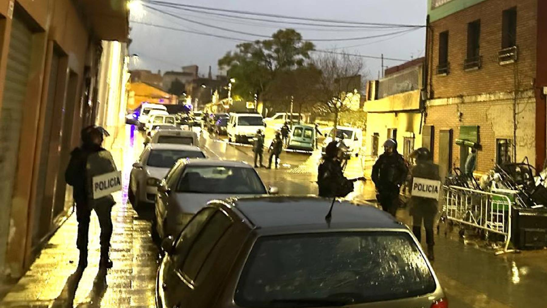 Agentes de la Policía Nacional en la zona donde se han producido los hechos, este jueves, en Torrent (Valencia).