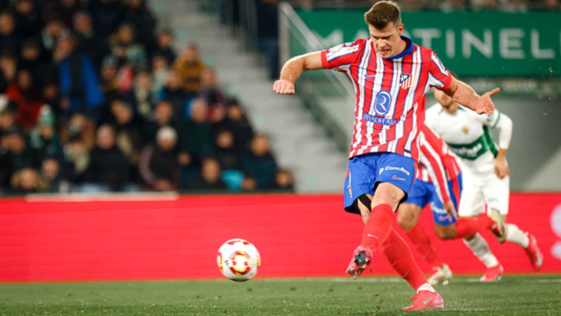 Sorloth, lanzando un penalti ayer en Elche.