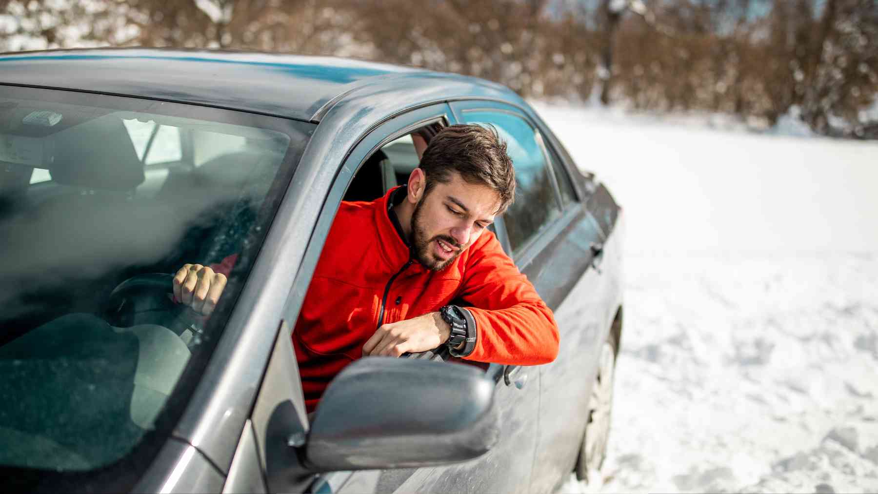 Un coche en la nieve.