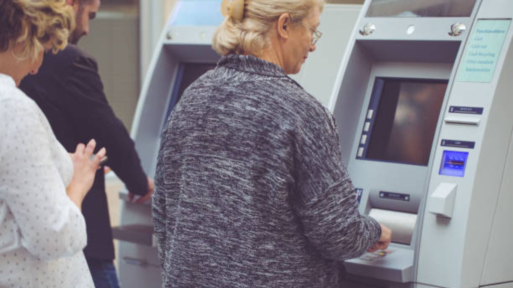 Mujer en el cajero de un banco.