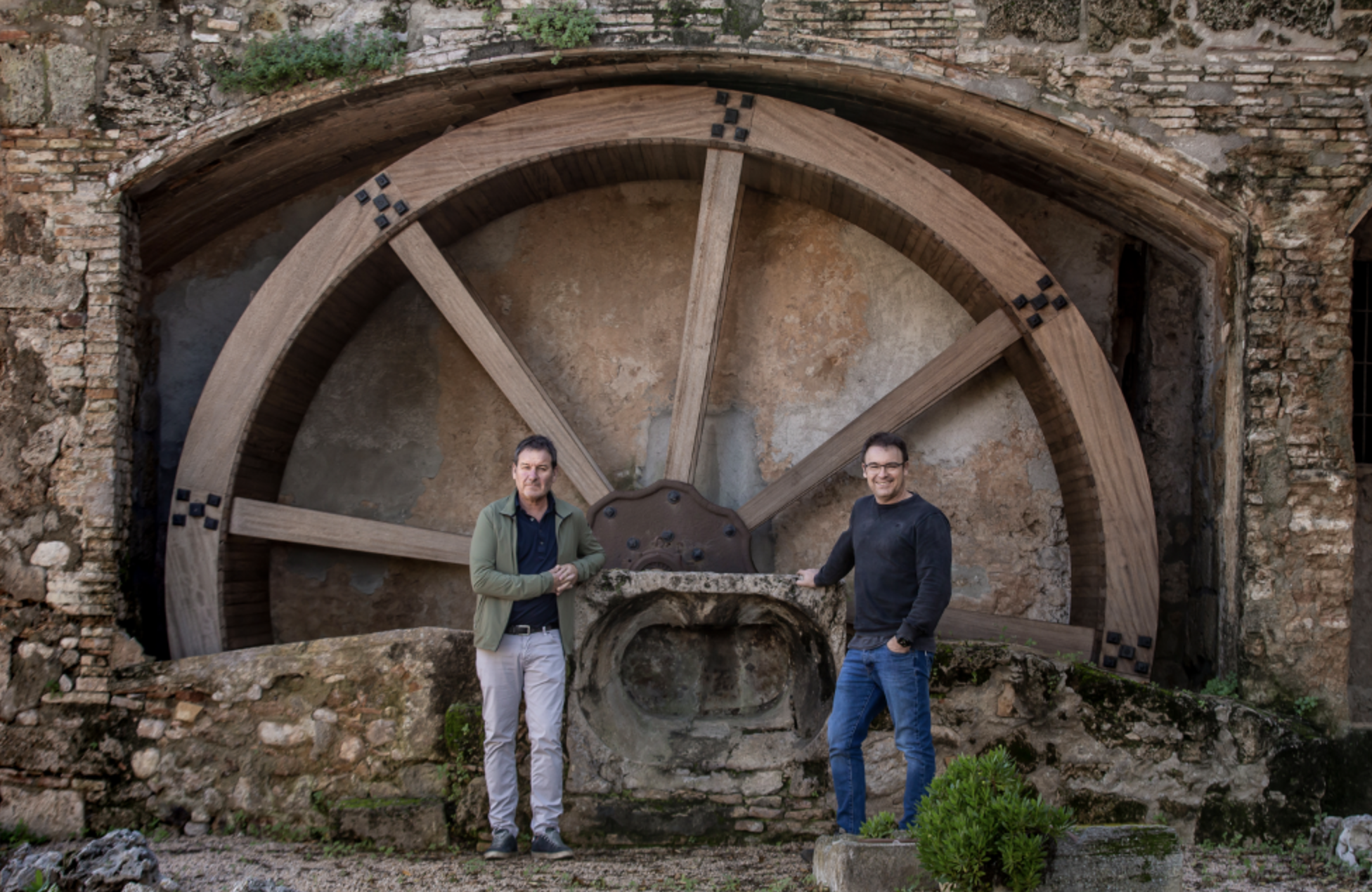 Pere Joan y Jordi, novena generación de la empresa, en uno de los enclaves históricos.