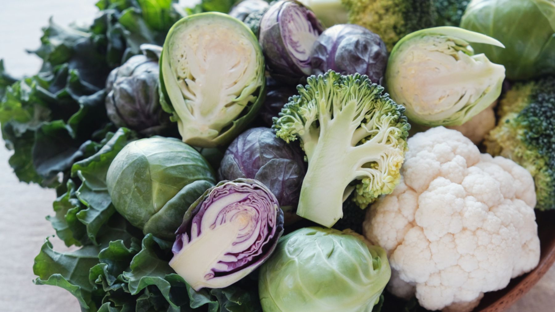 El glutatión está presente de forma abundante en el brócoli y otras verduras crucíferas.