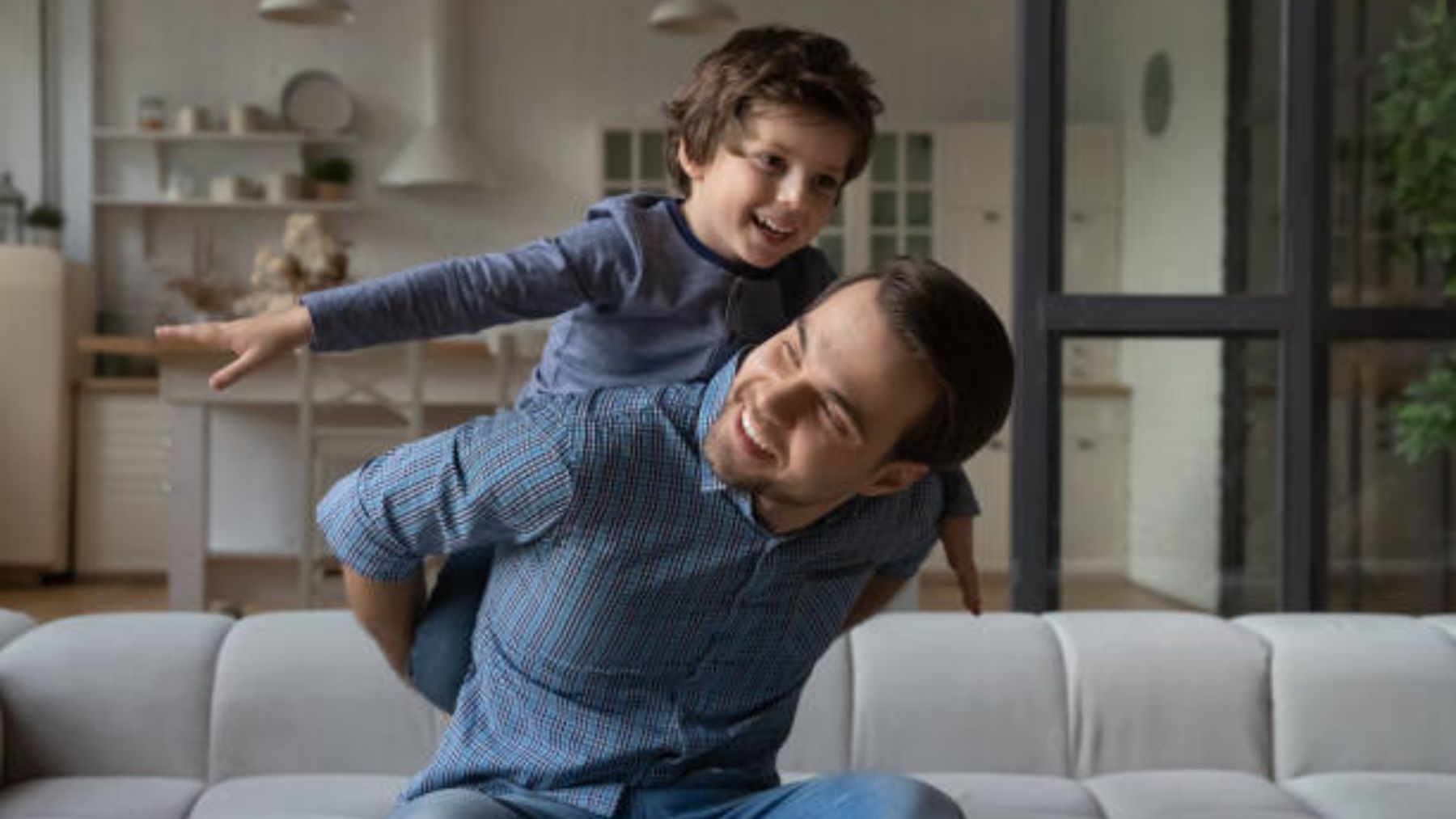 Un padre jugando con su hijo.