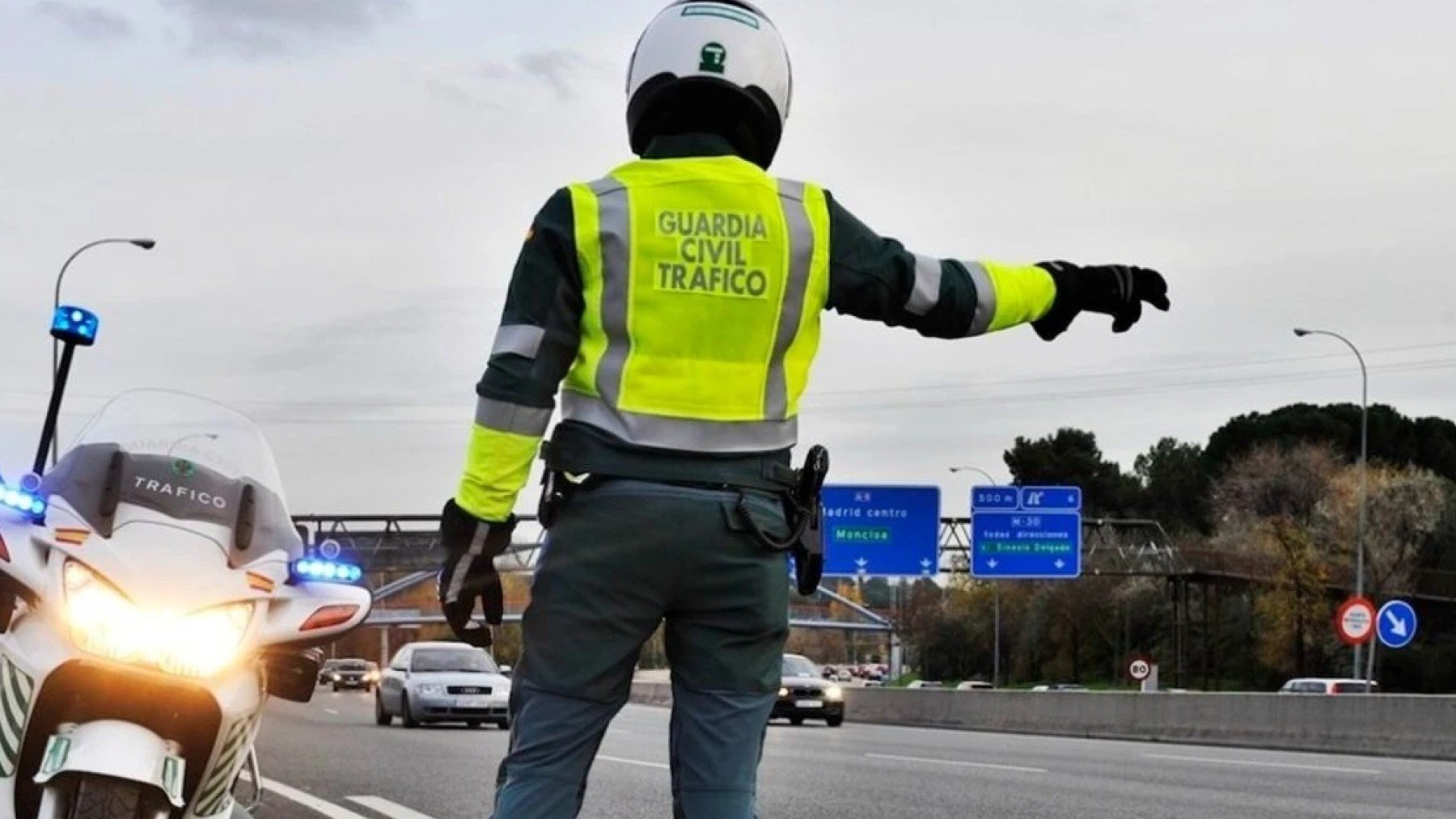 Un agente de la Guardia Civil en labores de tráfico.