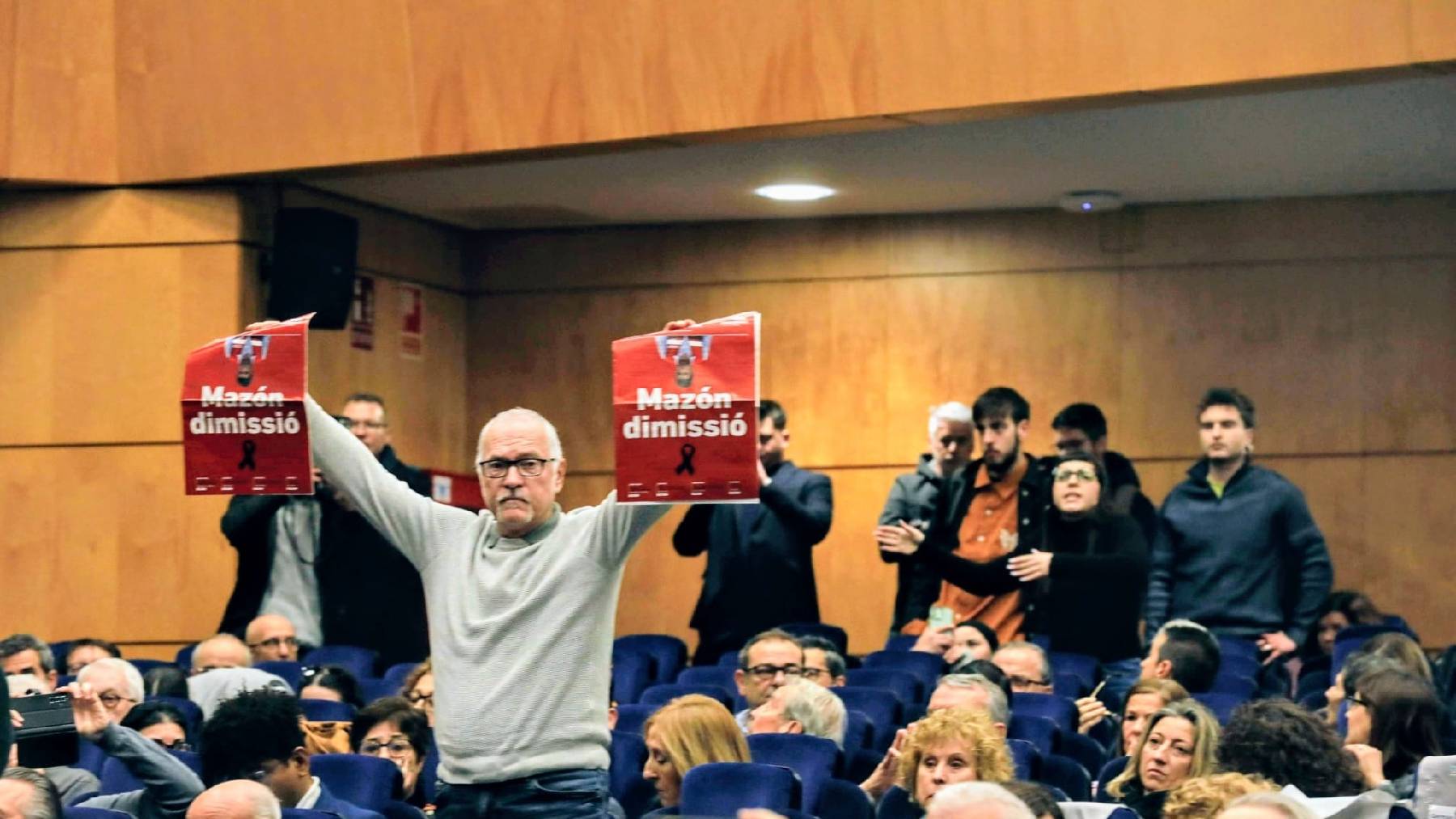 Momento en que han intentado reventar el acto de la rectora de la Universidad de Alicante en que participaba Mazón. (EUROPA PRESS)