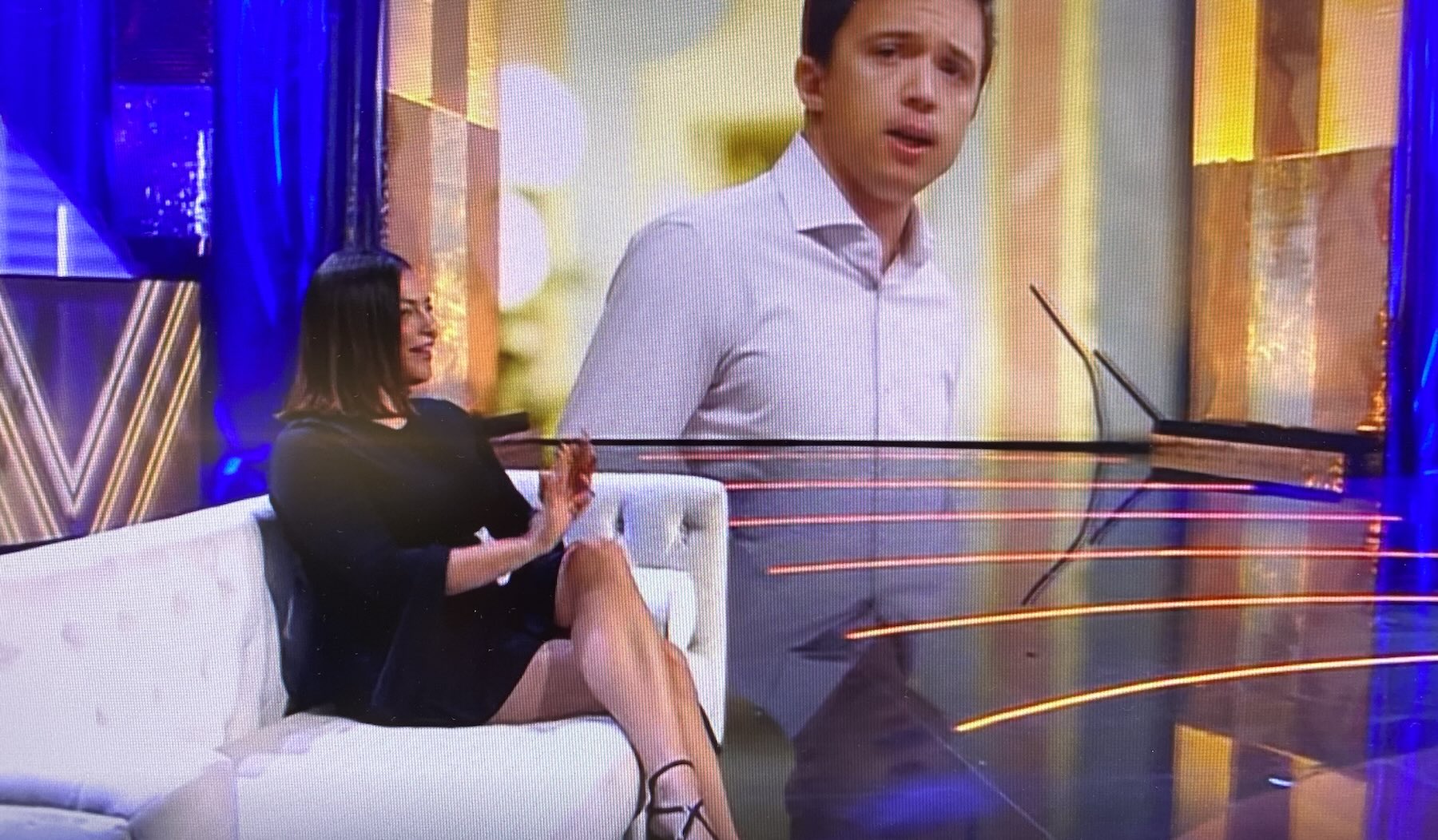 Elisa Mouliáa en el plató de ‘De Viernes’, con una imagen de Errejón de fondo.